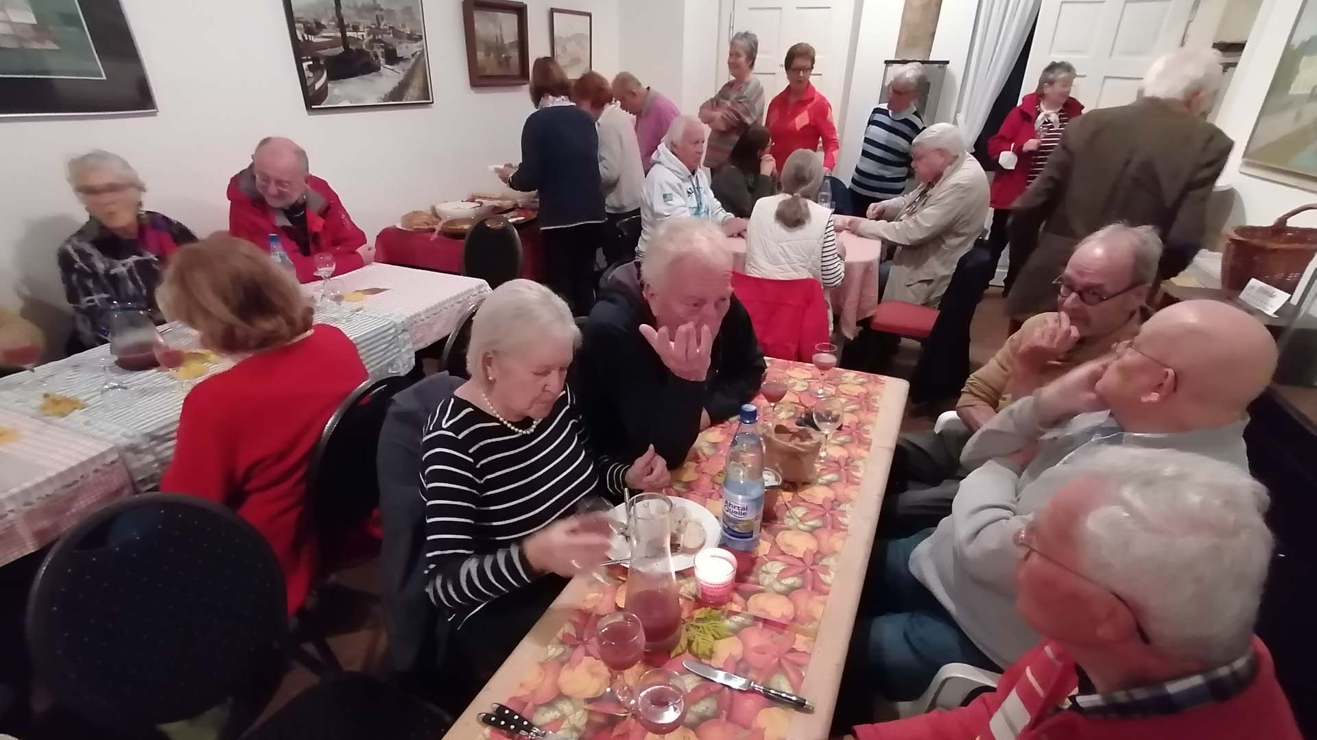 Verkostung des Federroten der Oberwinterer Mauerhexe im alten Rathaus