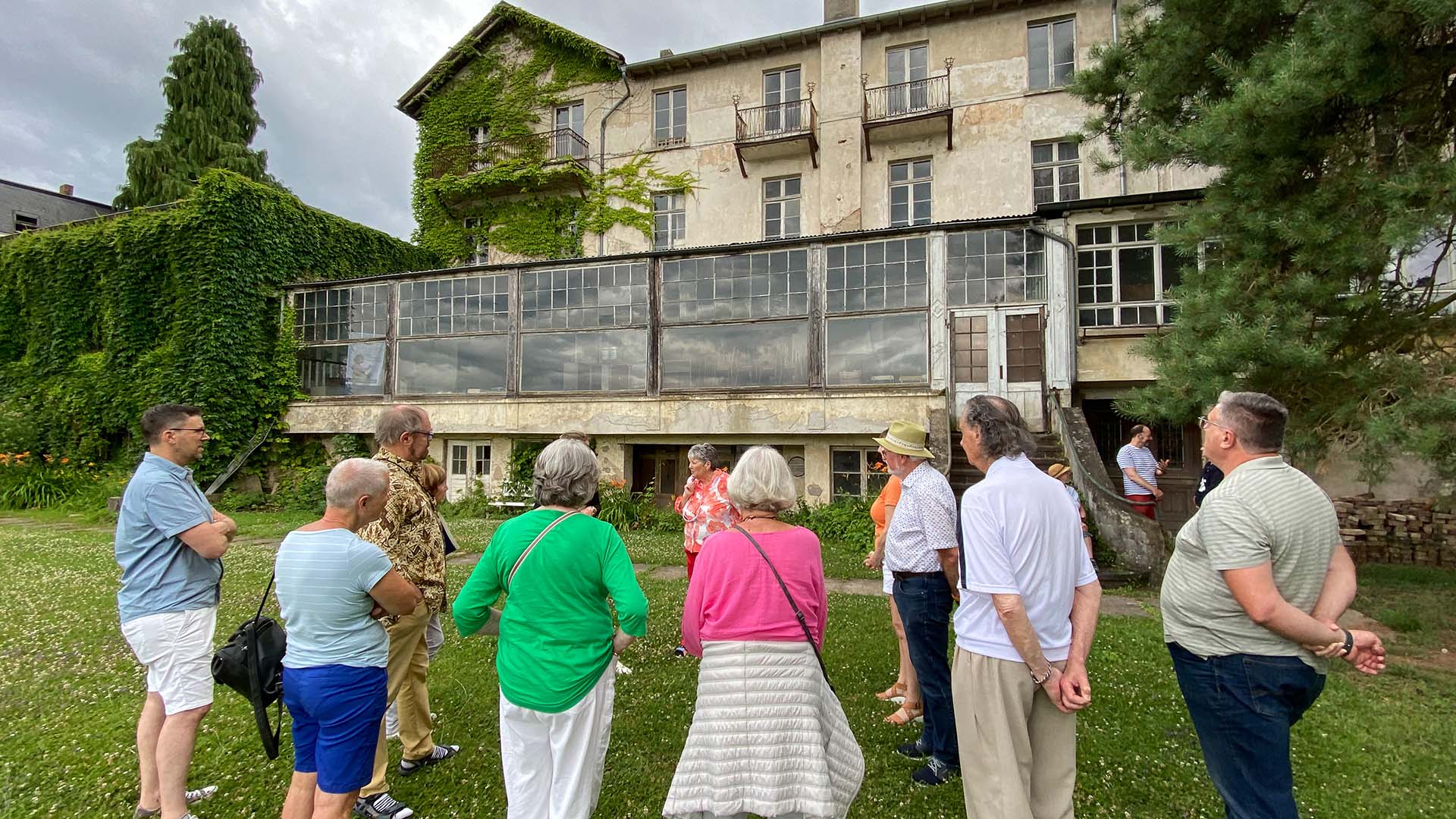 Am Freitag, dem 27. Juli 2025, besuchte eine Gruppe von Mitgliedern des Oberwinterer Rathausvereins das ehemalige Hotel Bellevue an der Bundesstraße 9 in Rolandseck.