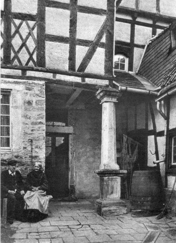 Fritz Gütgemann (Ruut Fritz) und Frau vor der Fritzeburg um 1900, Am Yachthafen