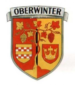 Das Ortswappen von Oberwinter, entstanden aus dem Schöffensiegel von 1482, zeigt zwei Schilde, die durch einen Weinstock getrennt werden. Damit wird auf den ehemaligen Weinanbau verwiesen. Das linke Wappen gehört zu den Herren von Tomburg, das rechte zu Landskron.